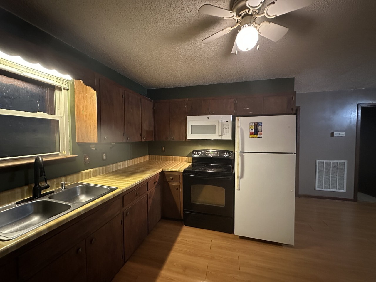11 Thomas Ln N - Photo 5 of 31