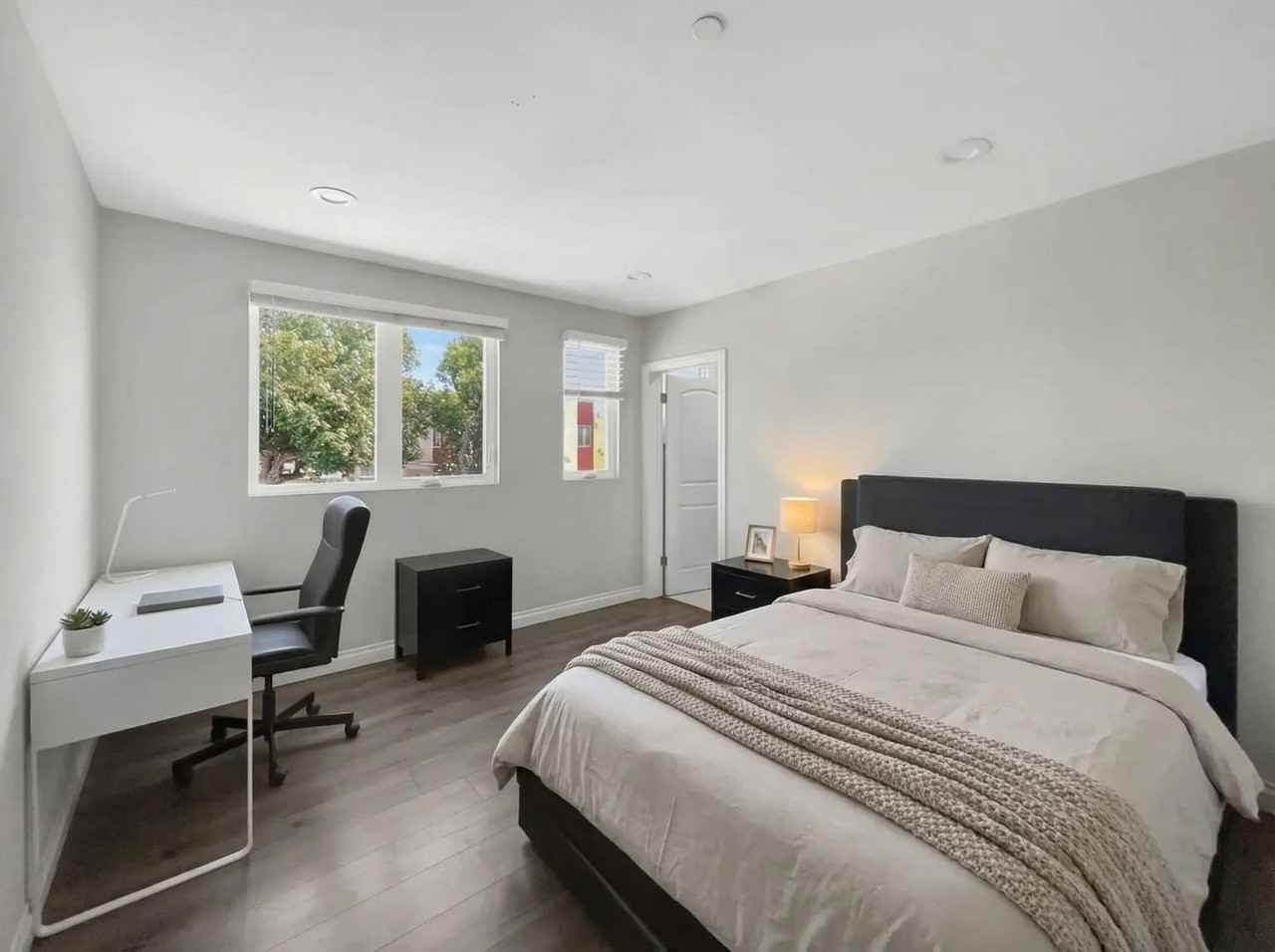 1334 W 37th Pl - Photo 4 of 7