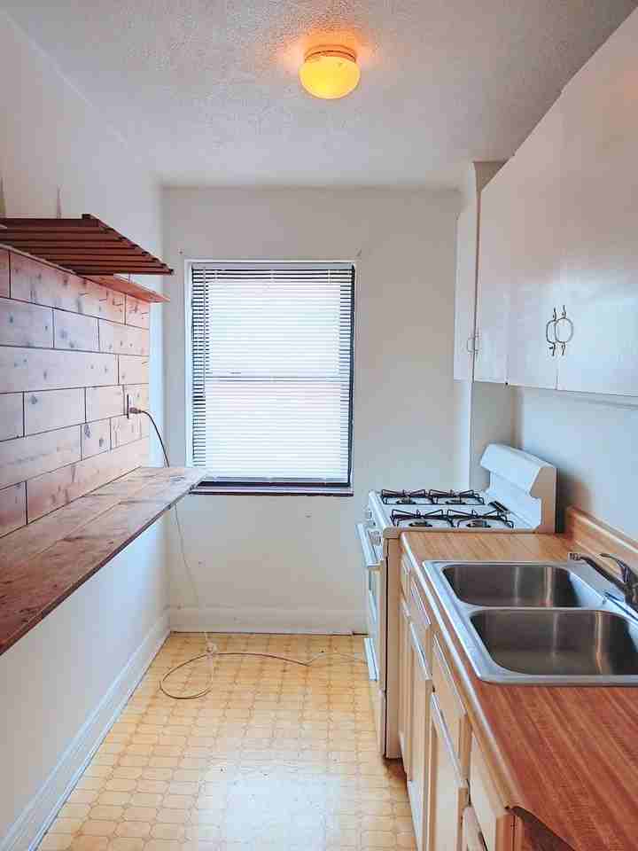 1508 1/2 Lee Street East - Photo 7 of 23