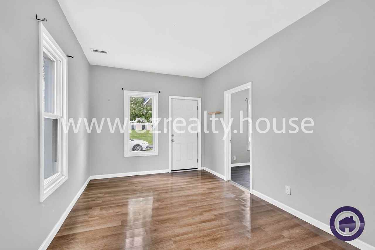 1418 Fairlawn Ave - Photo 3 of 19