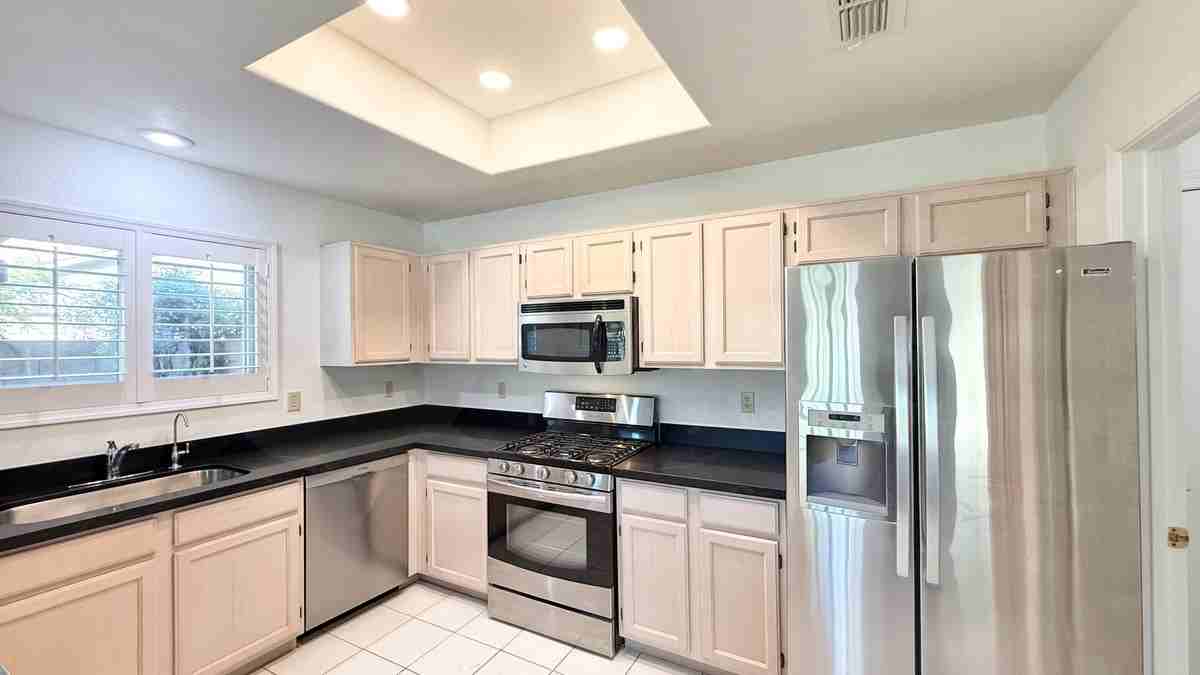9054 W Lisbon Ln - Photo 4 of 24