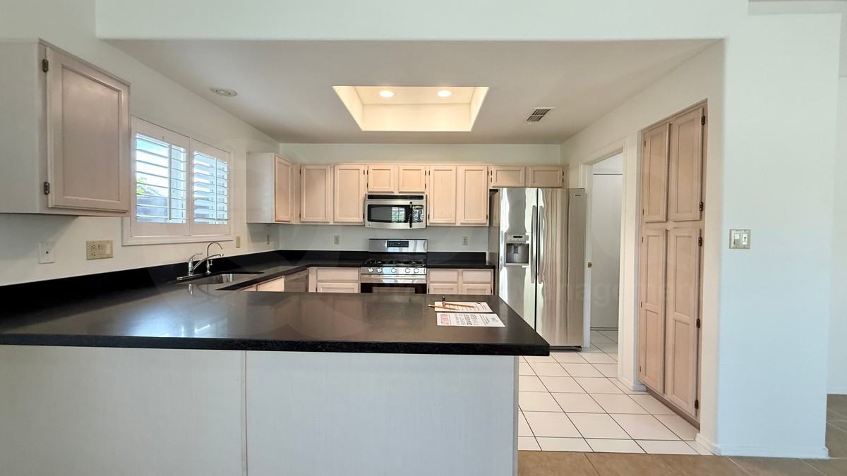 9054 W Lisbon Ln - Photo 5 of 24