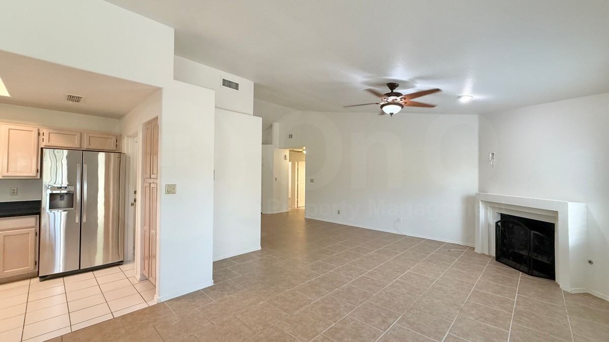 9054 W Lisbon Ln - Photo 6 of 24