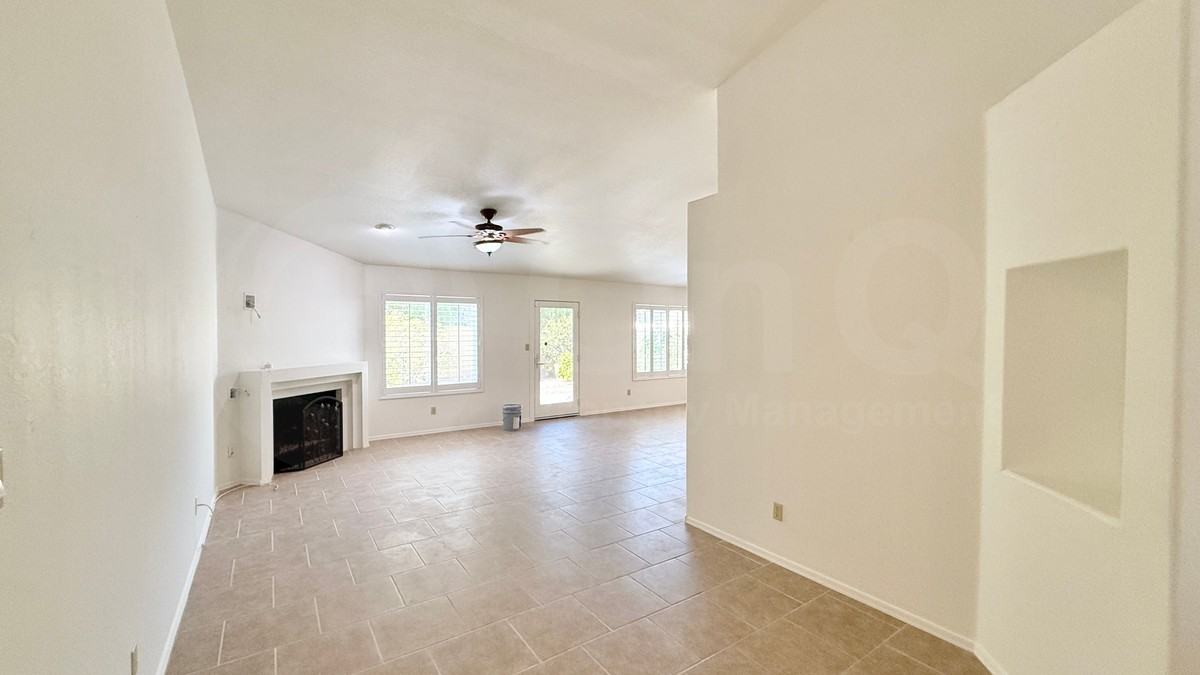 9054 W Lisbon Ln - Photo 7 of 24