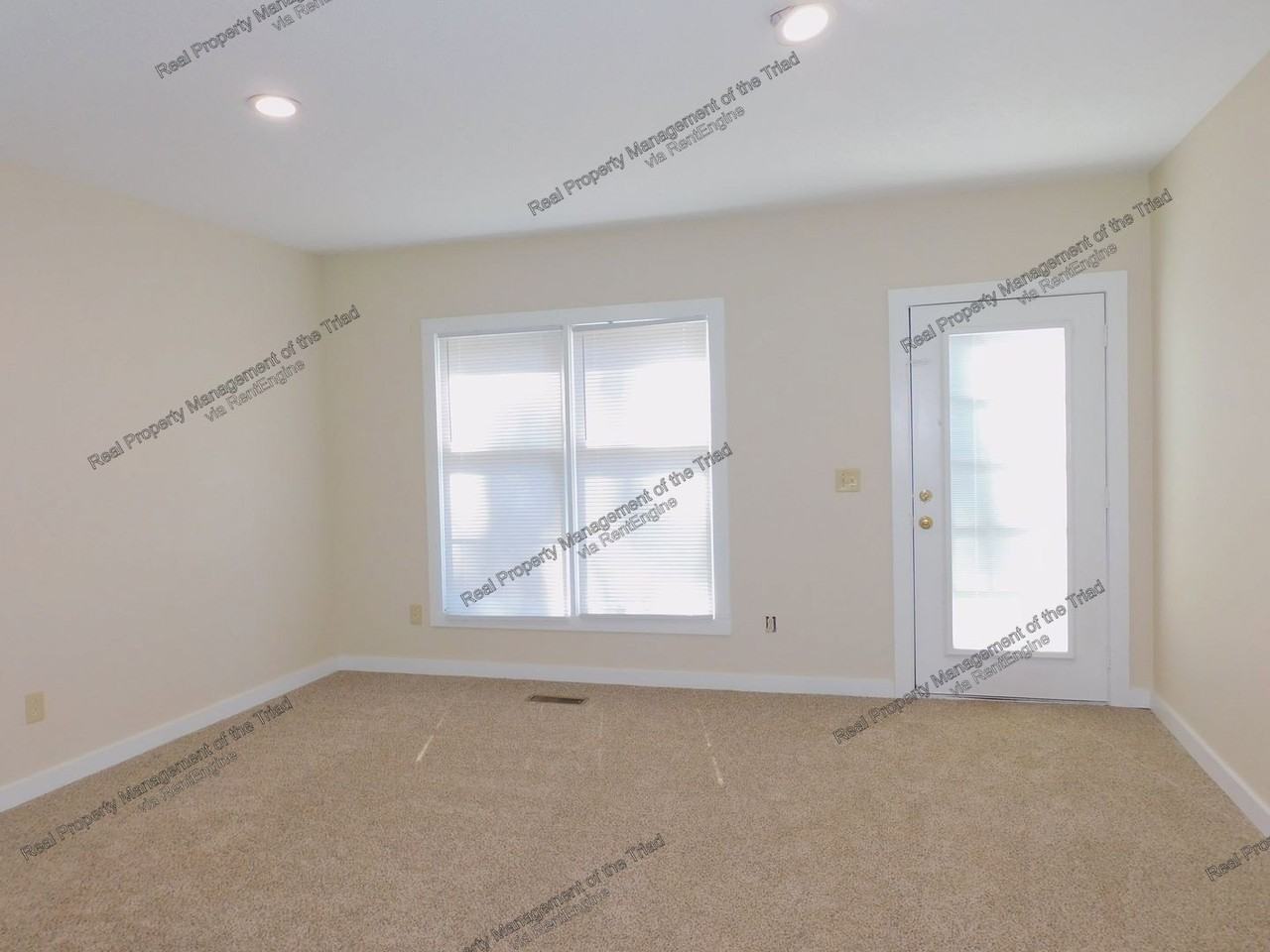 1447 King Charles Dr - Photo 2 of 17
