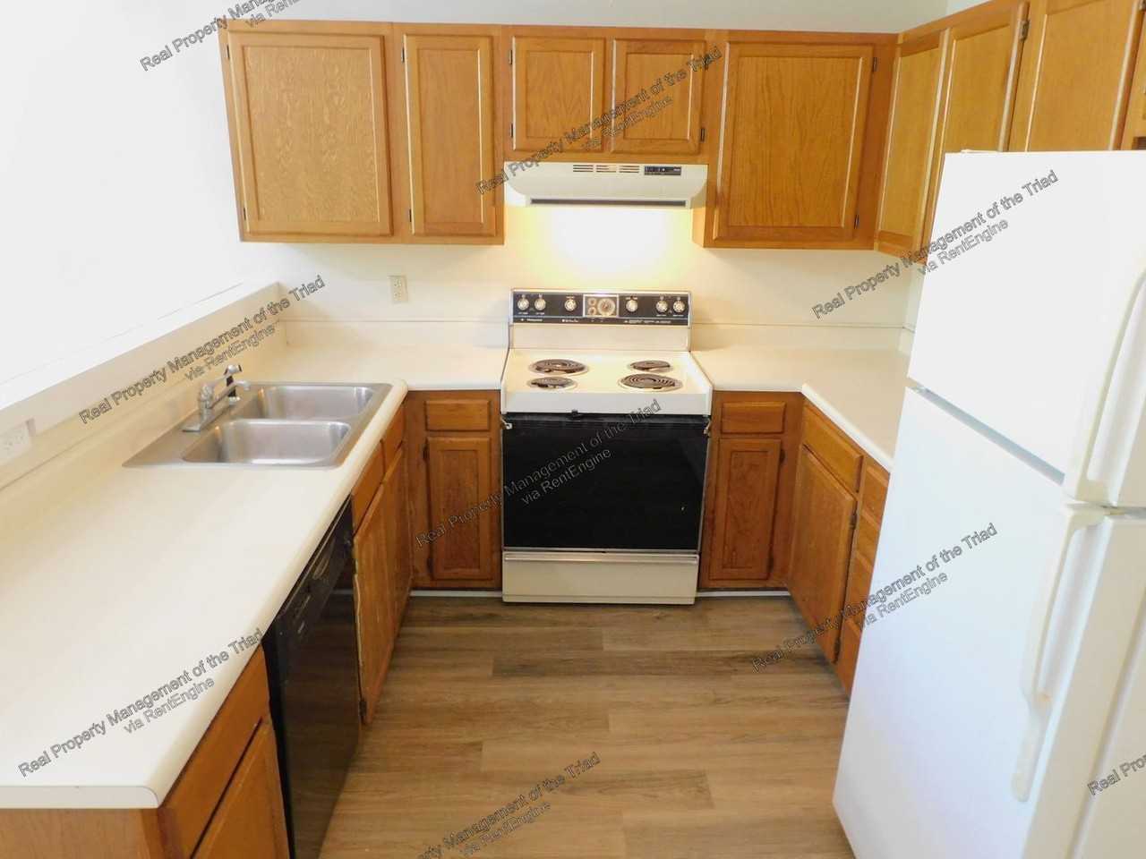 1447 King Charles Dr - Photo 3 of 17