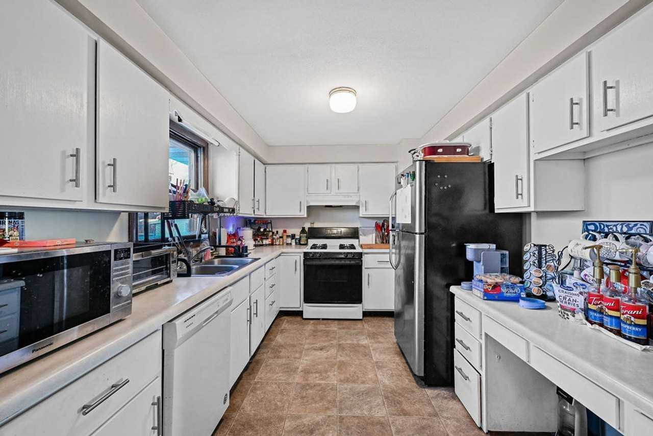 440 Wadleigh St - Photo 5 of 25