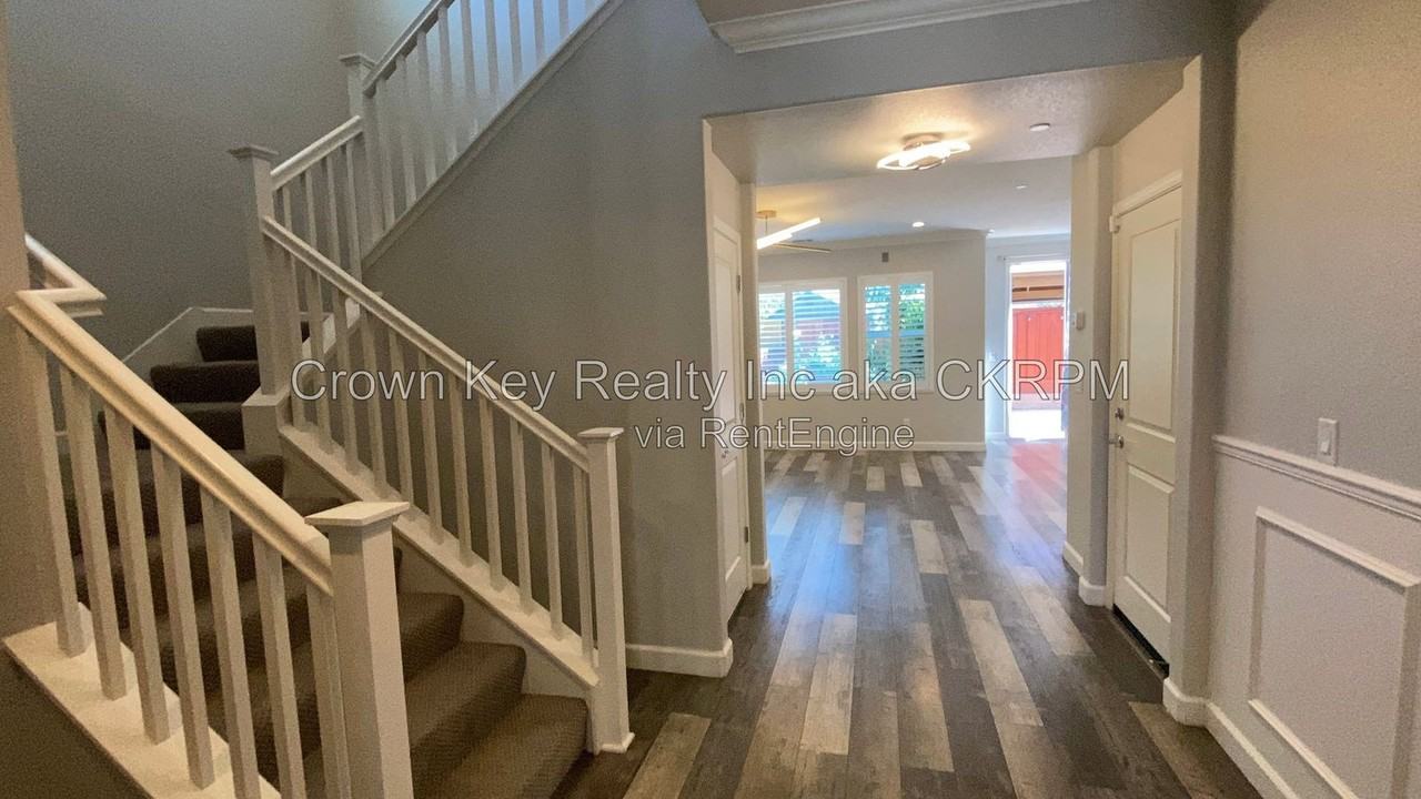 416 E Solare Ave - Photo 2 of 37