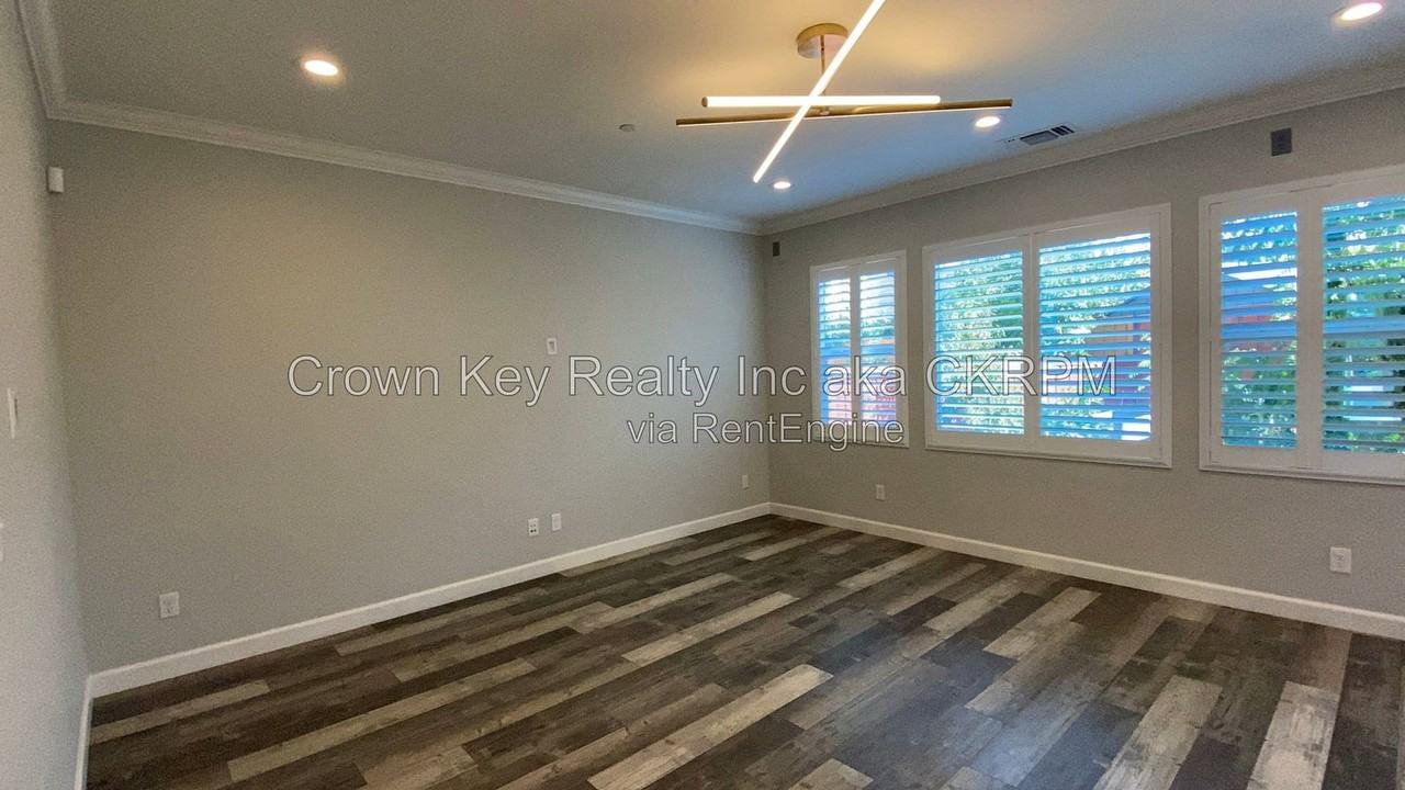 416 E Solare Ave - Photo 3 of 37