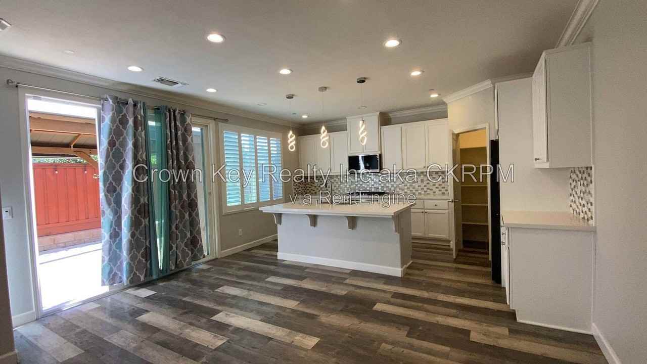 416 E Solare Ave - Photo 4 of 37