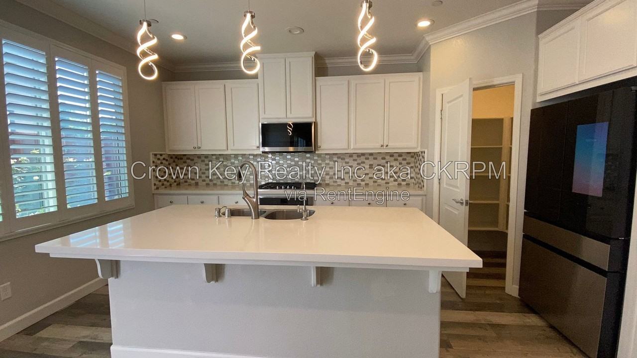 416 E Solare Ave - Photo 5 of 37