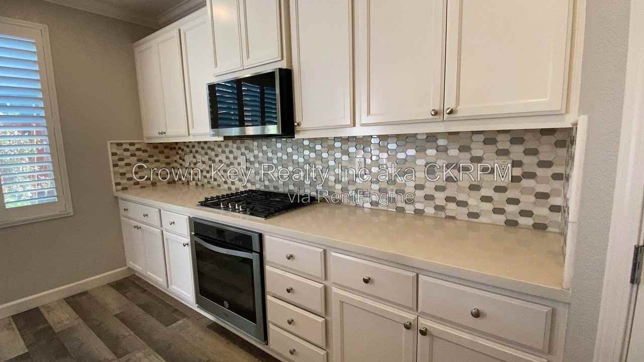 416 E Solare Ave - Photo 6 of 37