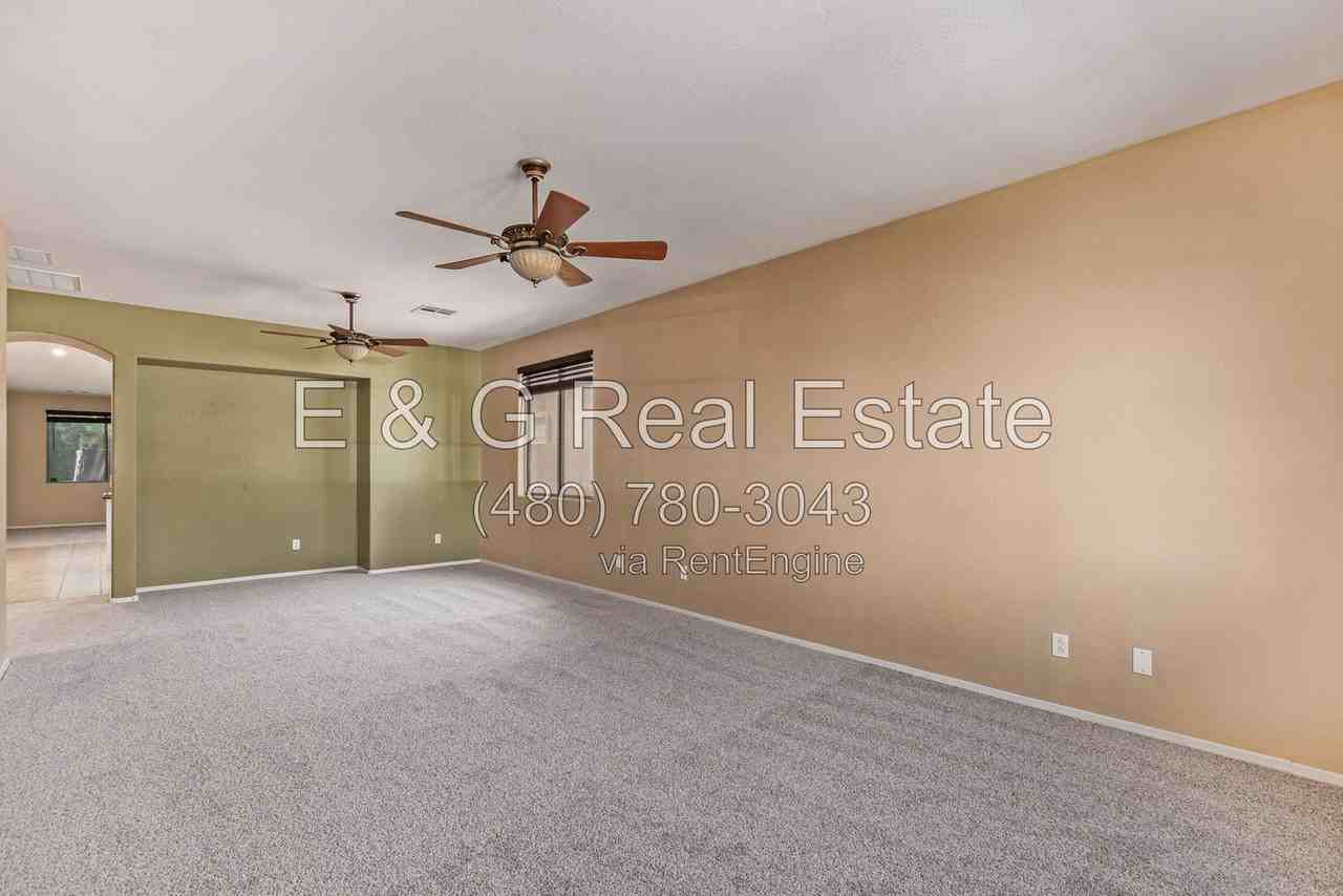 11826 N 146th Ave - Photo 3 of 36