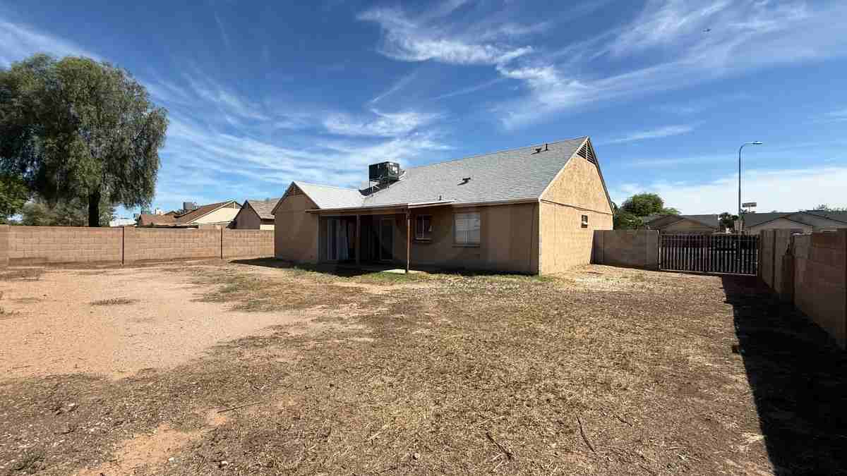 4538 N 87th Ave - Photo 3 of 16