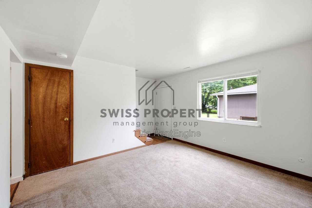 1573 Briarwood Ave - Photo 3 of 13