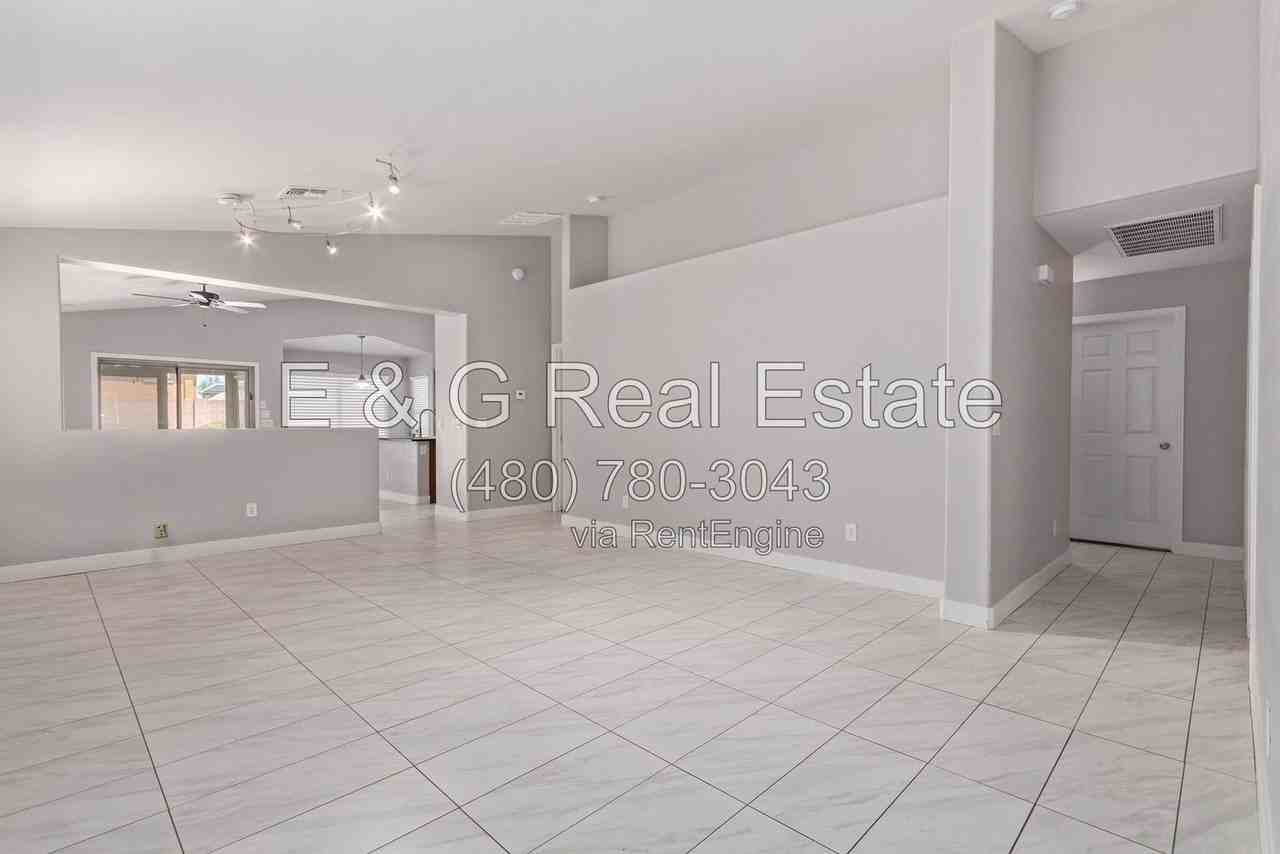 11386 W Lincoln St - Photo 7 of 35