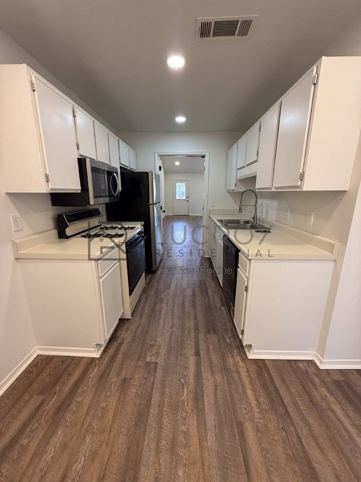 23 Meadowoods Pl - Photo 6 of 14