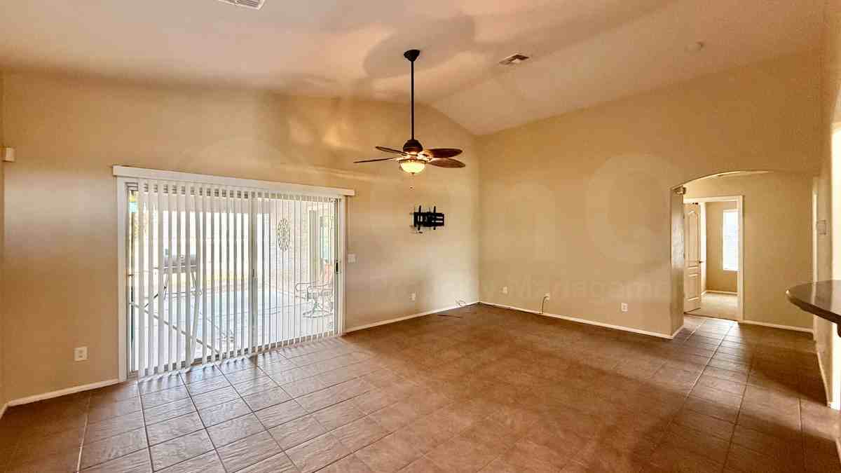 25776 W Magnolia St - Photo 3 of 19