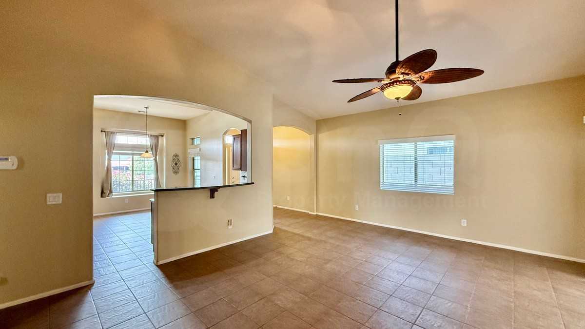 25776 W Magnolia St - Photo 4 of 19