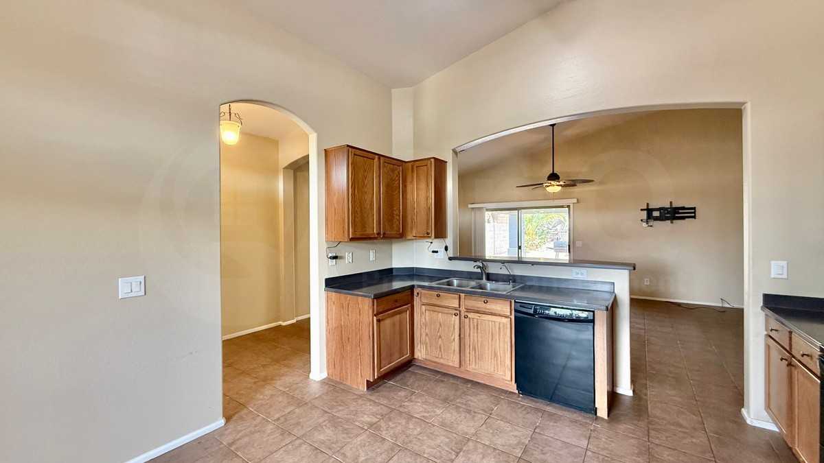 25776 W Magnolia St - Photo 5 of 19