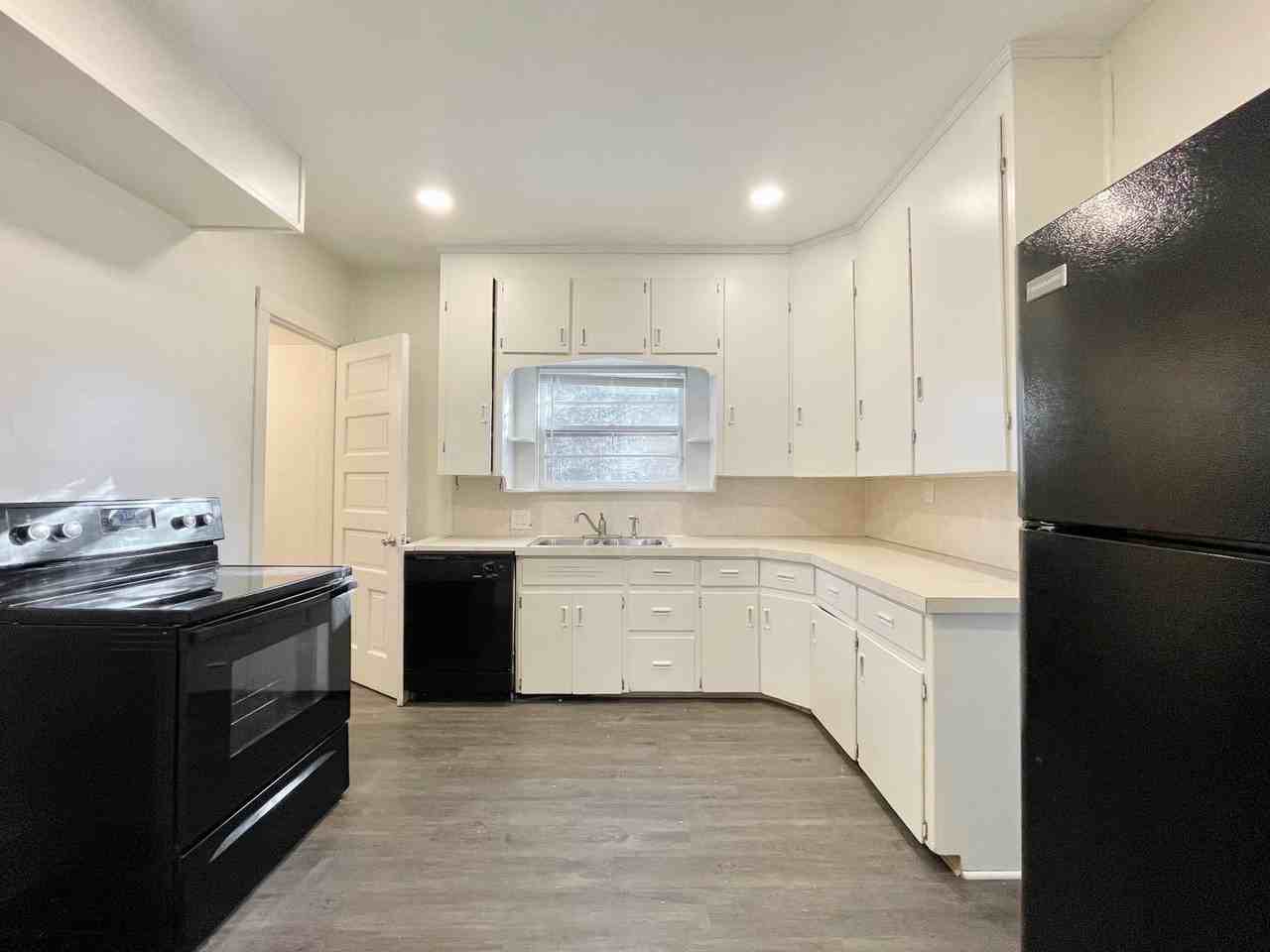 530 Lydia St Ne - Photo 5 of 17