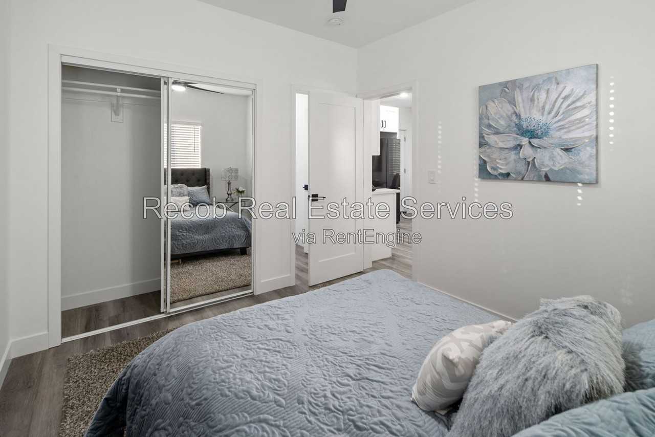 4988 Genesee Ave #4982 - Photo 6 of 17