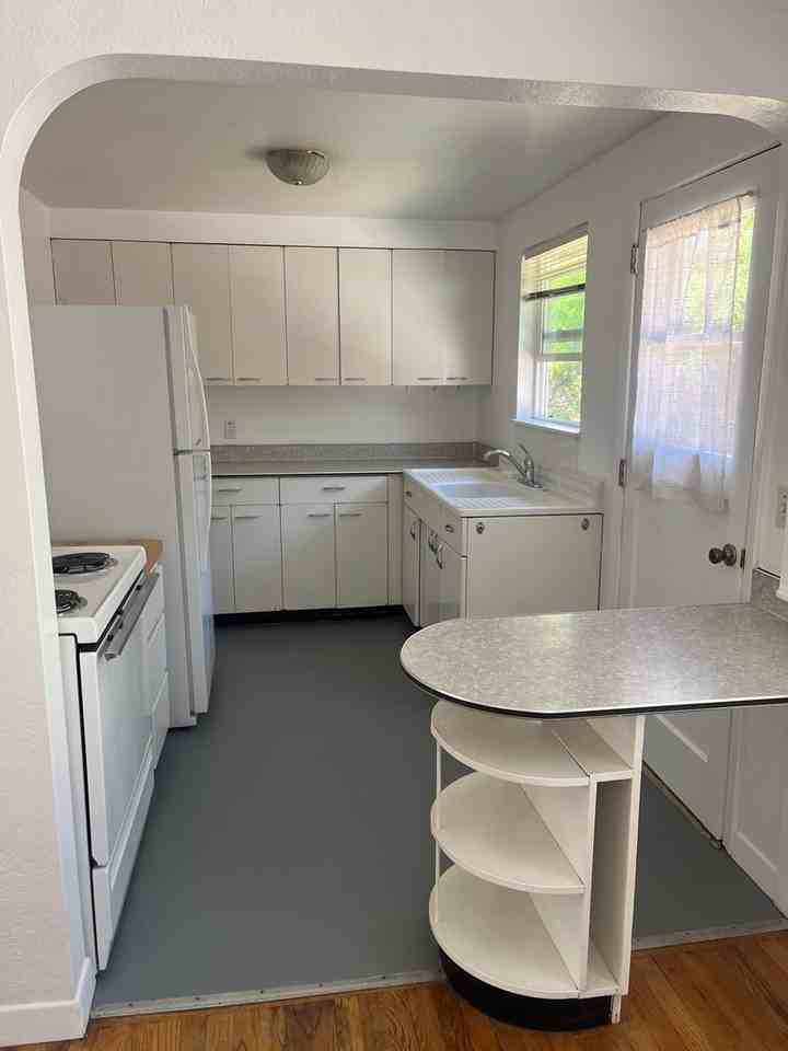 130 Sw Canyon Dr #1 - Photo 4 of 7