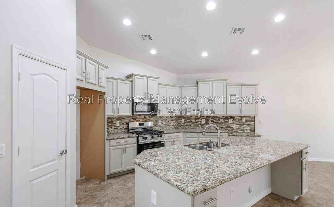 20768 W Hamilton St - Photo 4 of 28