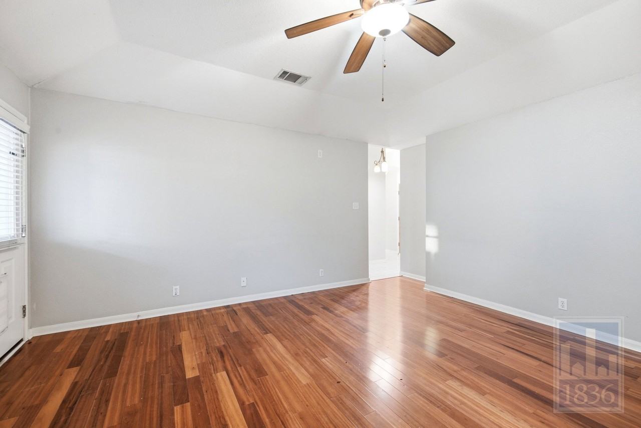 2305 Stratford Dr - Photo 4 of 50