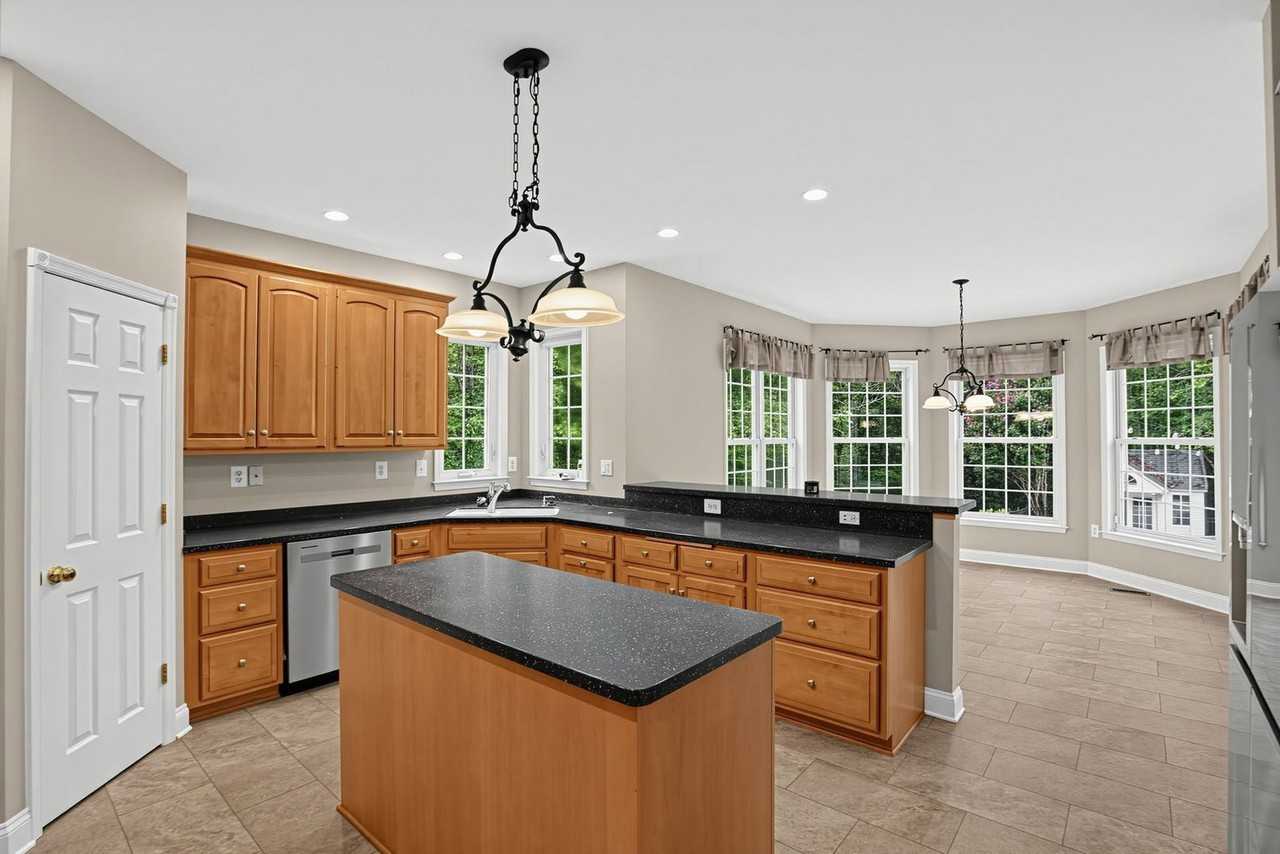 7455 Sandy Bottom Ct - Photo 4 of 17