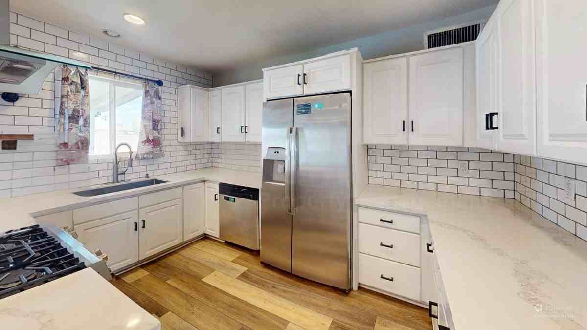 932 W Parkway Blvd - Photo 3 of 21