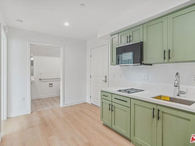 3221 W 71st St #1 - Photo 6 of 31