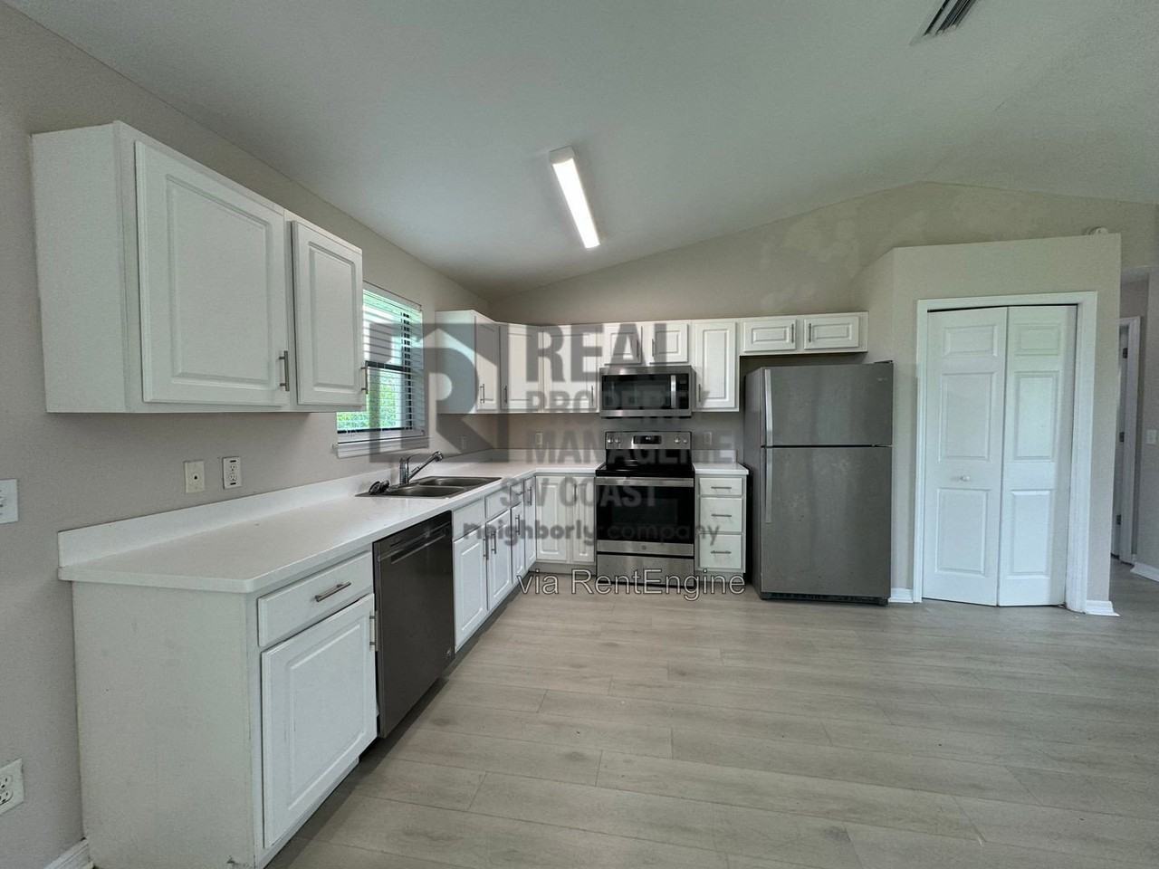 216 Pennfield St - Photo 2 of 16