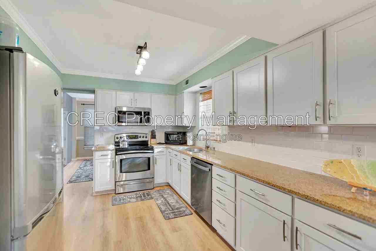 2051 Presidio Dr - Photo 6 of 37