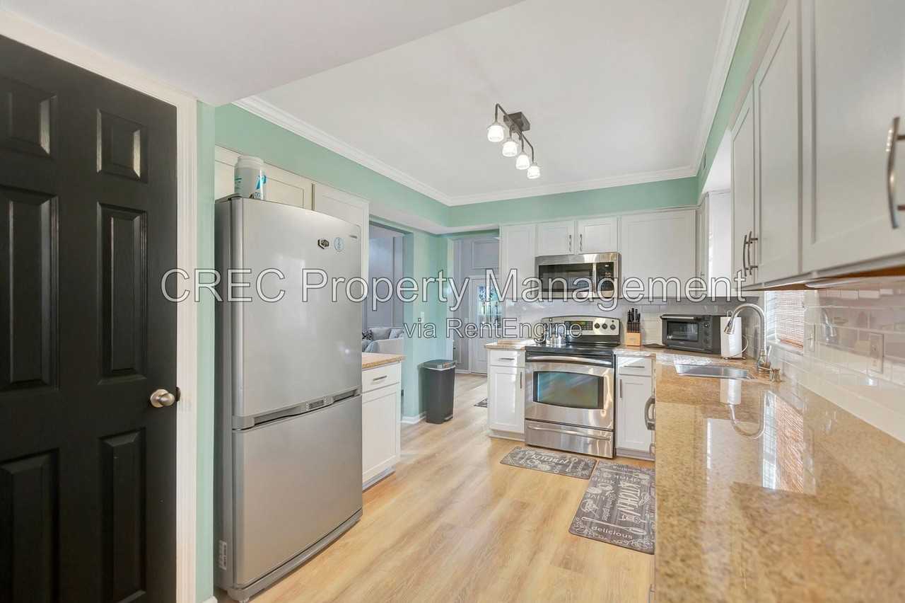 2051 Presidio Dr - Photo 7 of 37