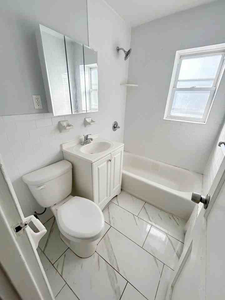 525 60th Street Apartments - Photo 3 of 8