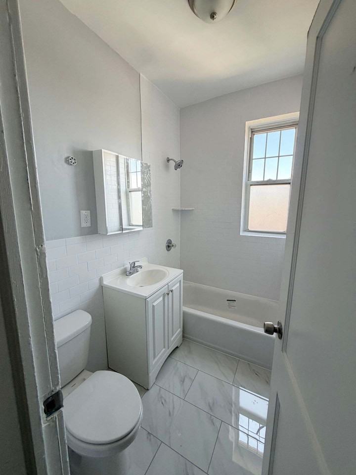 525 60th Street Apartments - Photo 6 of 8