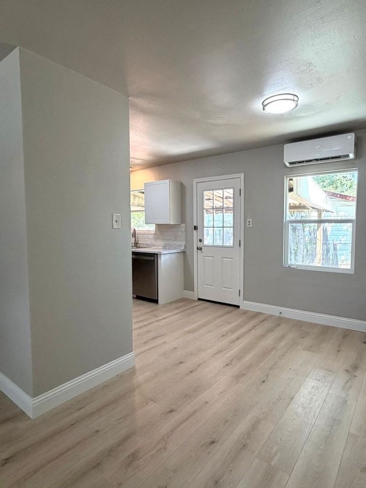 807 Raleigh Cir - Photo 3 of 17