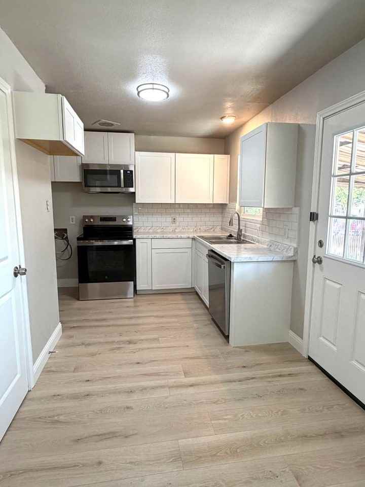 807 Raleigh Cir - Photo 6 of 17
