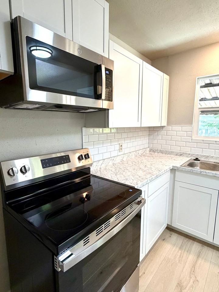 807 Raleigh Cir - Photo 7 of 17