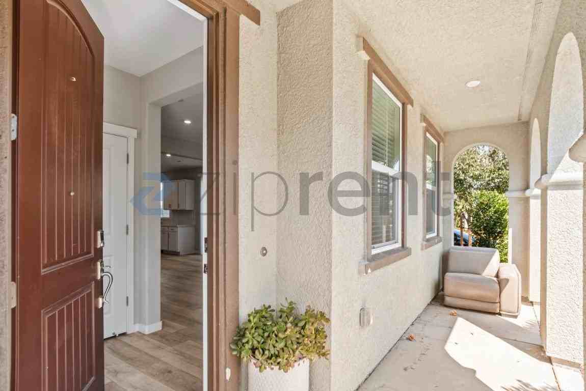 2266 S Stunham Ln - Photo 4 of 32