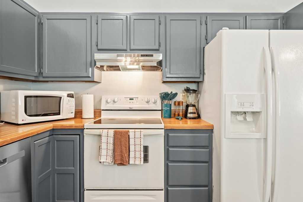8209 Parsley Ln - Photo 3 of 24