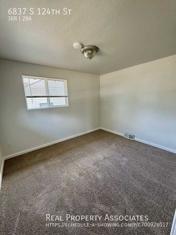 6837 S 124th St - Photo 4 of 16