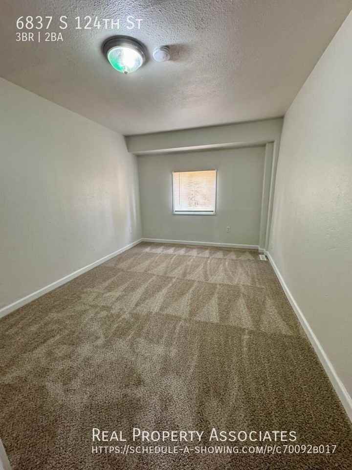 6837 S 124th St - Photo 5 of 16