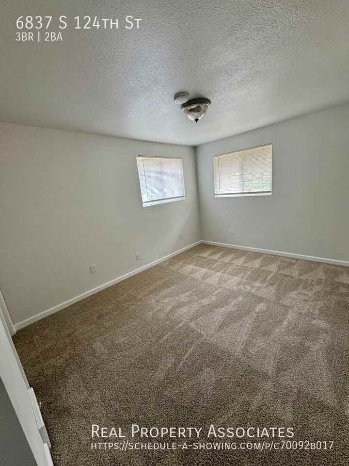 6837 S 124th St - Photo 6 of 16