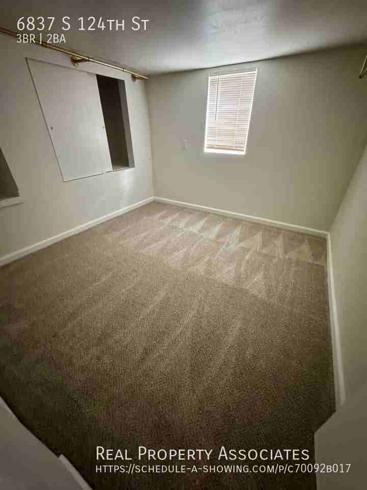6837 S 124th St - Photo 7 of 16