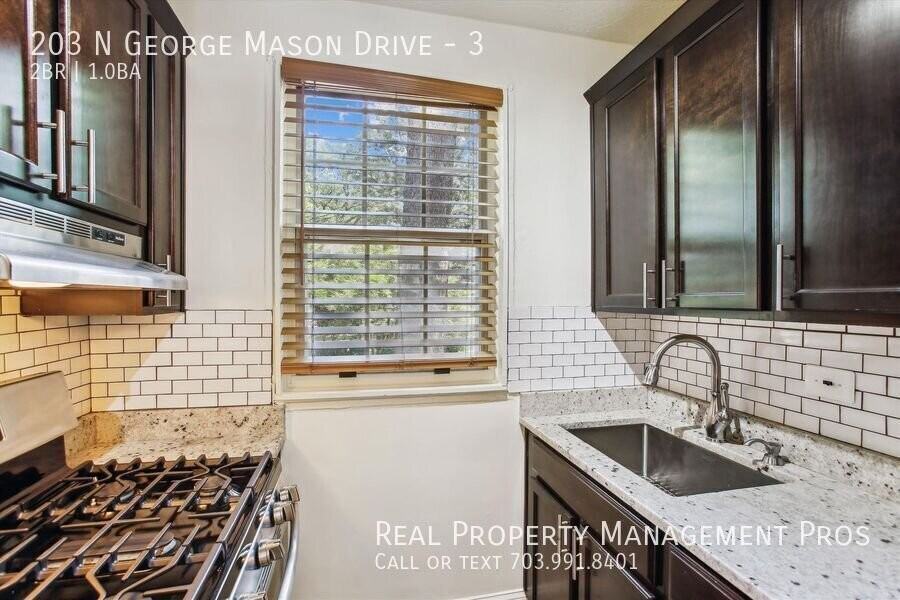 203 N George Mason Dr #3 - Photo 4 of 37