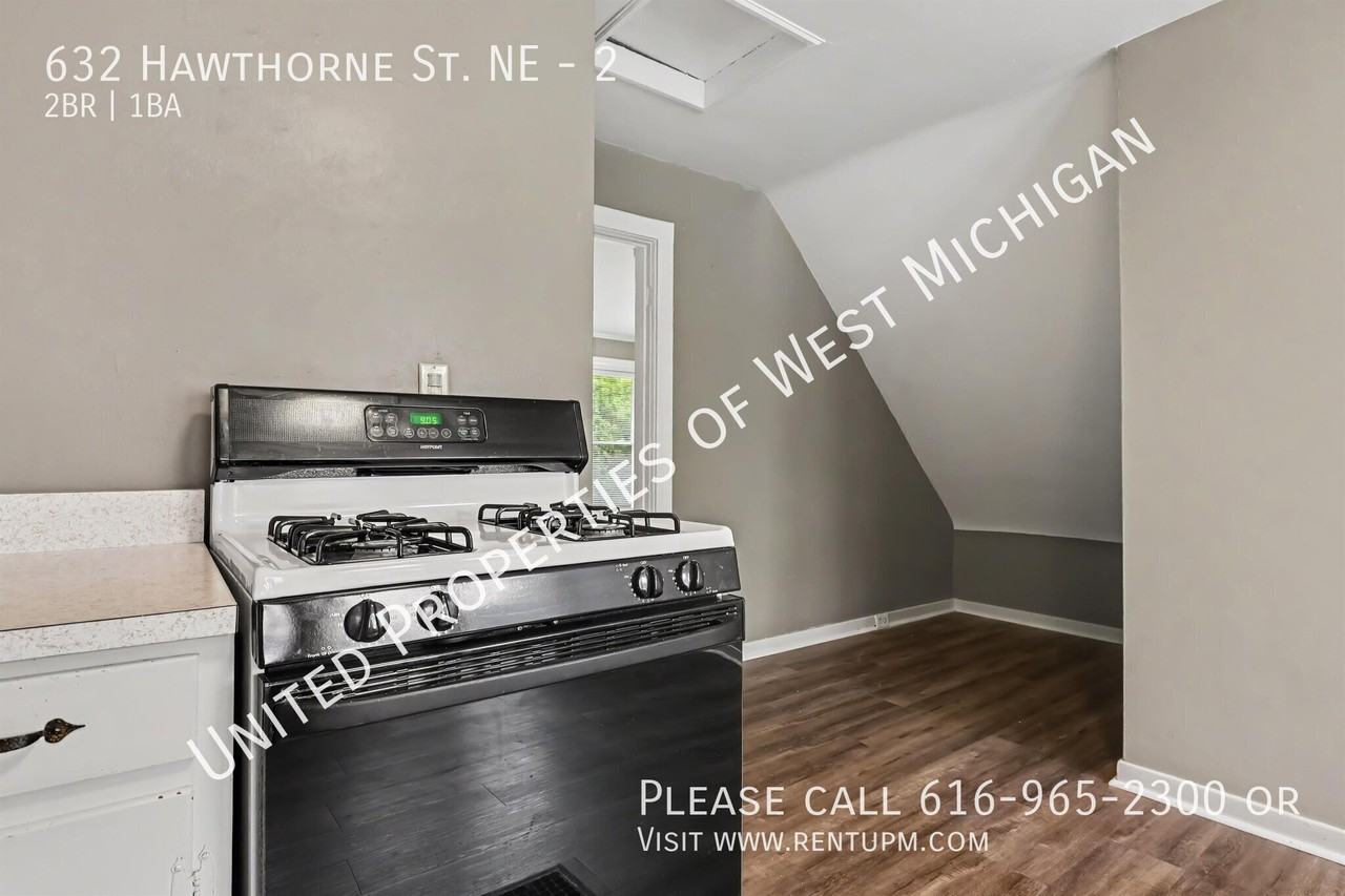 632 Hawthorne St Ne #2 - Photo 5 of 17