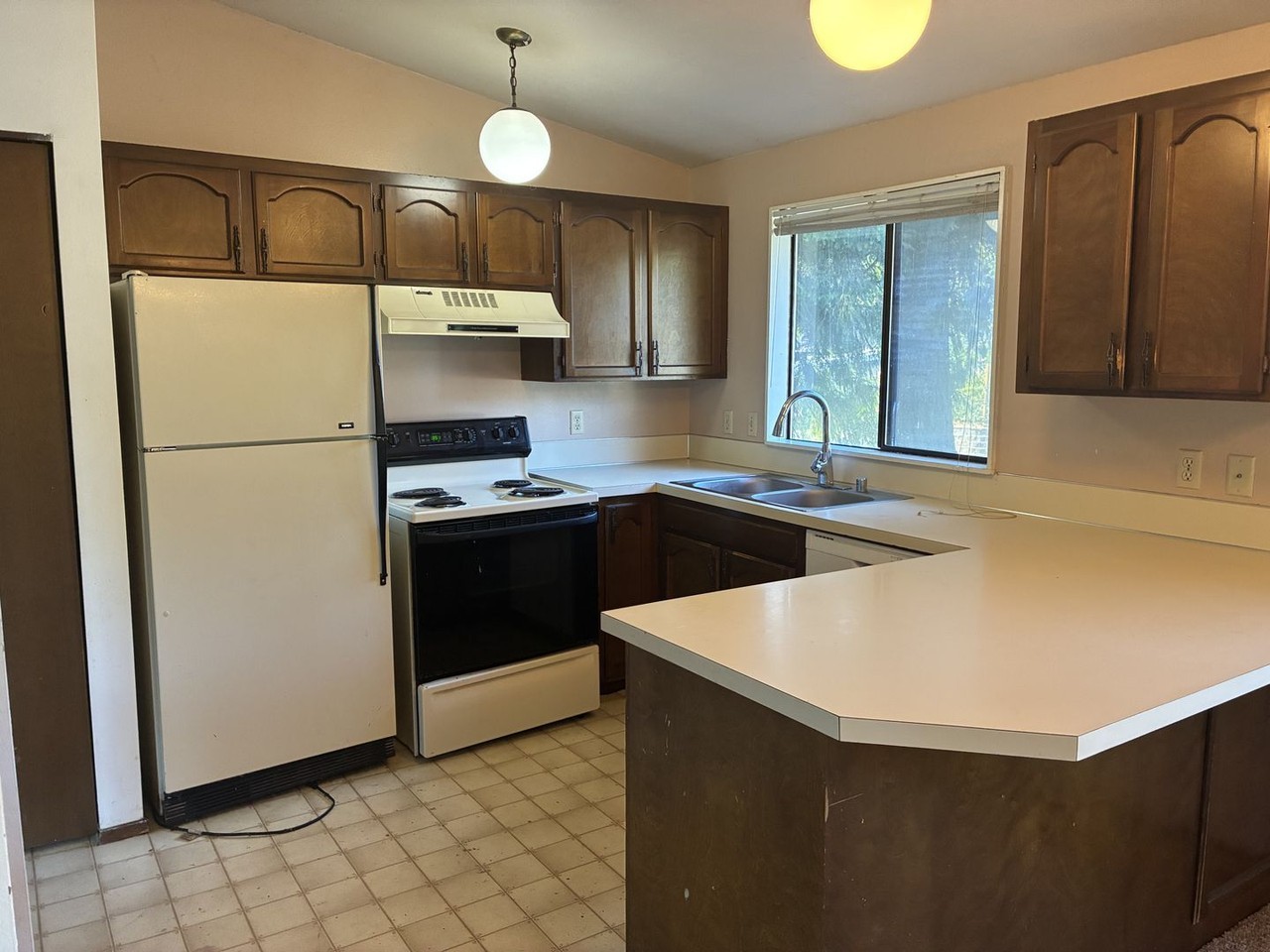 1335 Sommerset Ct - Photo 4 of 27