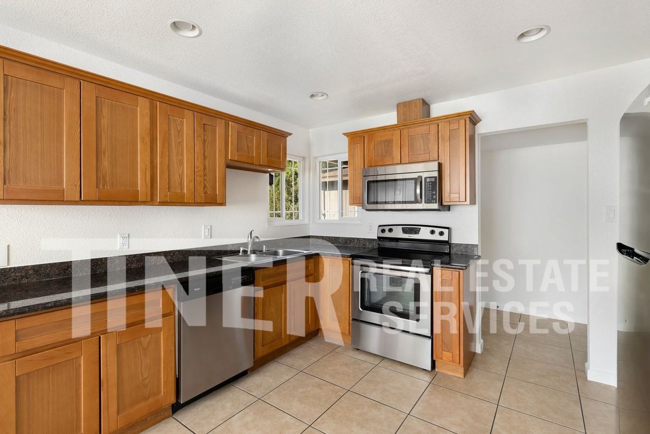 2800 Sarina Ct - Photo 3 of 24